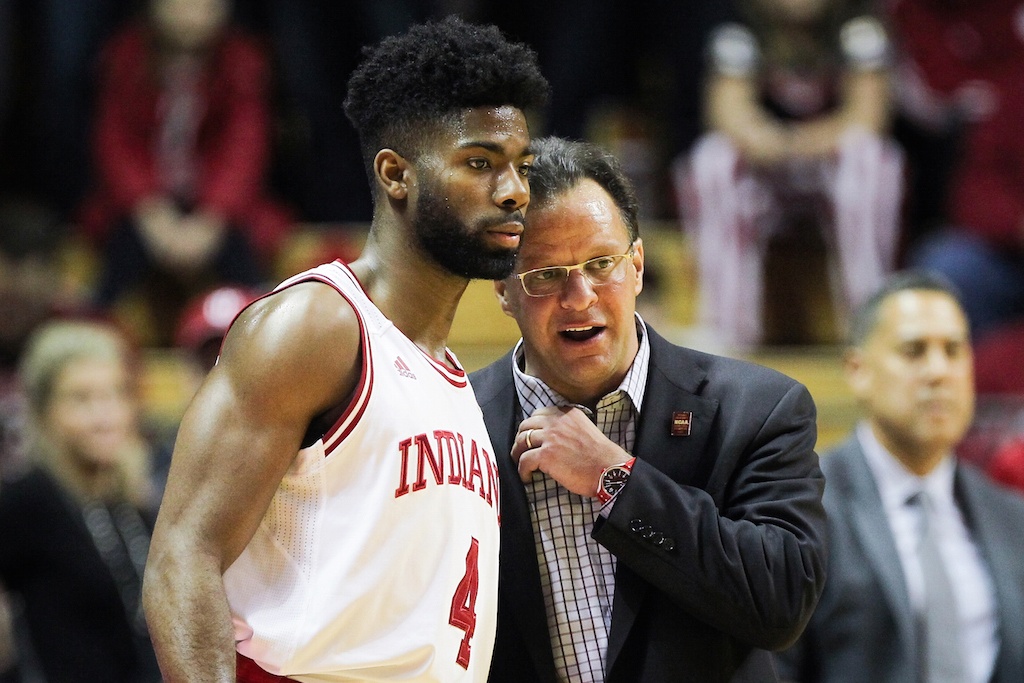 Tom Crean chats with one of his players.