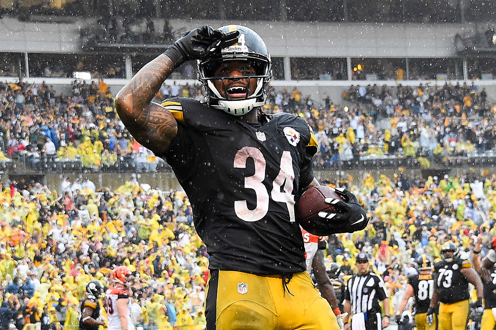 DeAngelo Williams #34 of the Pittsburgh Steelers celebrates his touchdown reception in the fourth quarter during the game against the Cincinnati Bengals at Heinz Field on September 18, 2016 in Pittsburgh, Pennsylvania. (Photo by Joe Sargent/Getty Images)