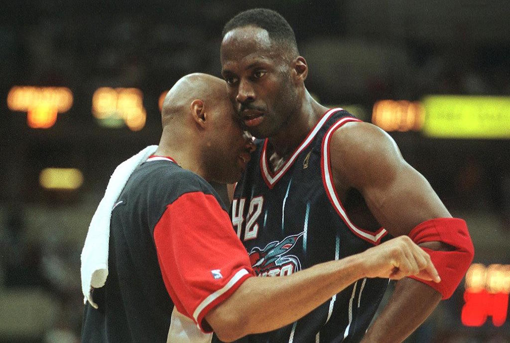Kevin Willis (R) chats with Charles Barkley.