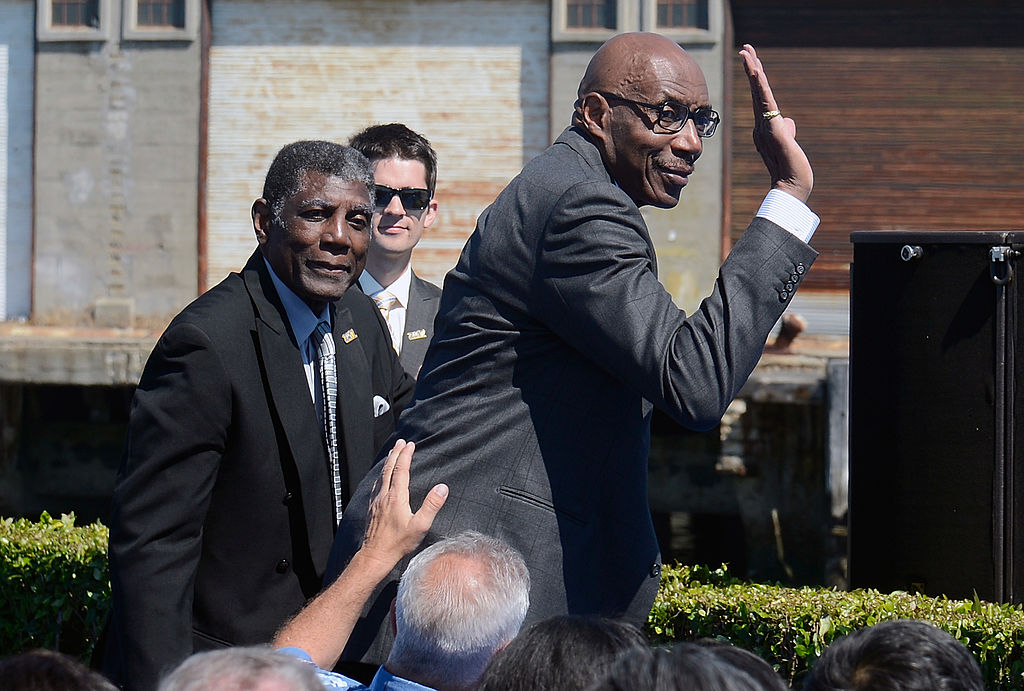 Nate Thurmond waves to fans.