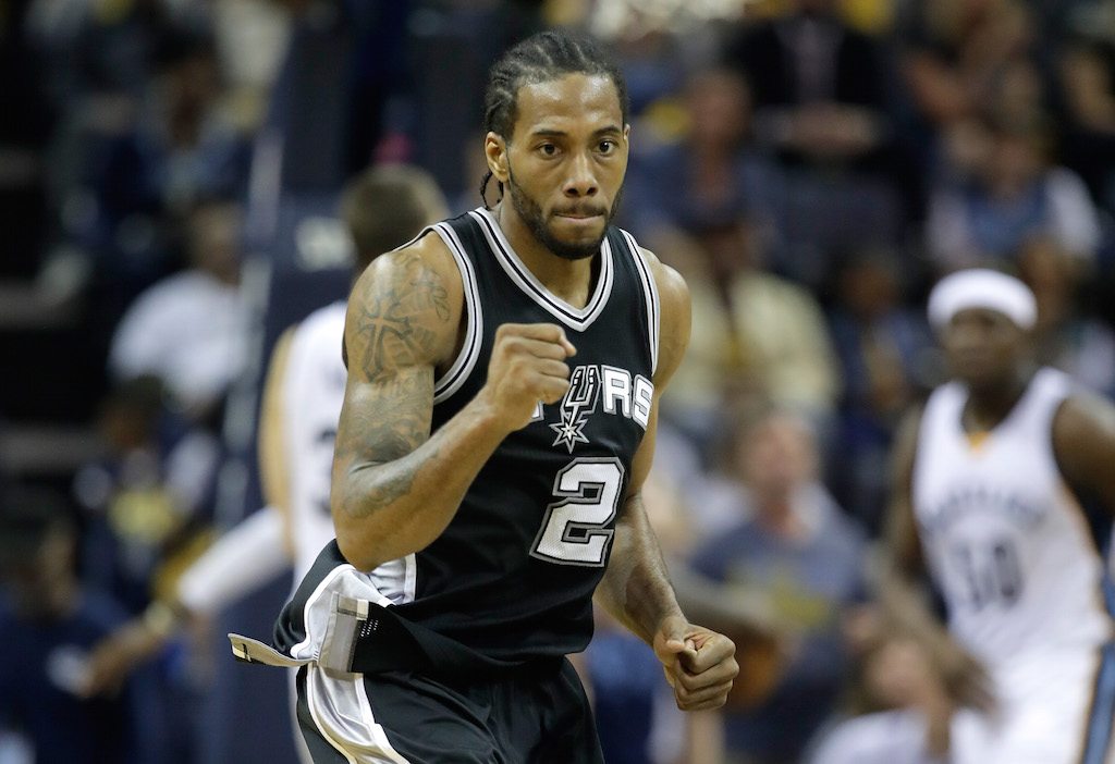 Kawhi Leonard knocks down a three.
