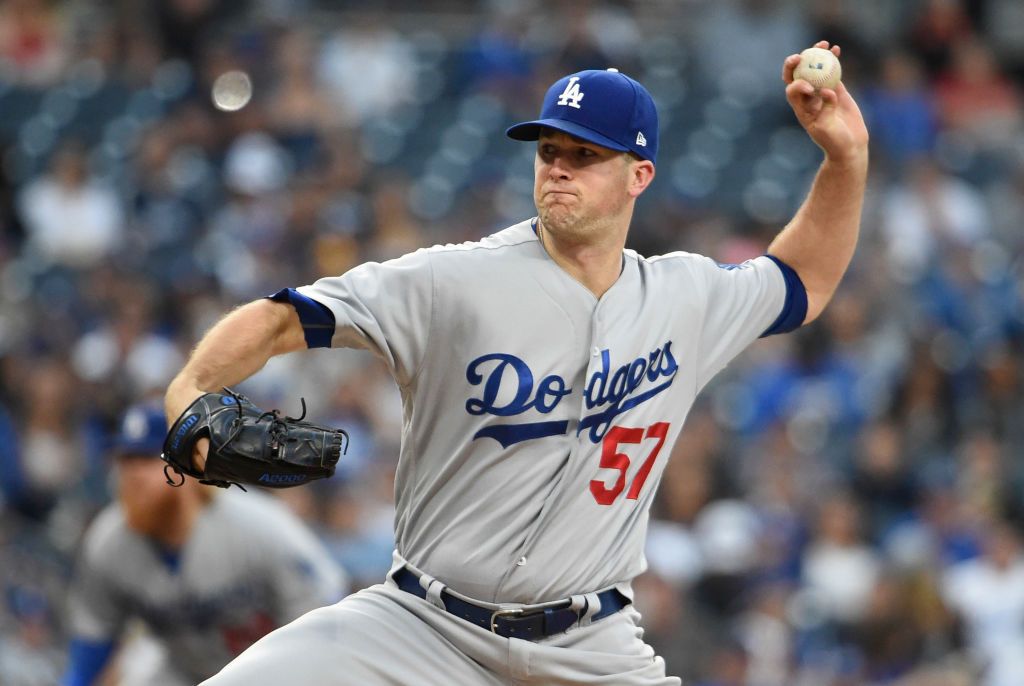 Alex Wood throws a pitch