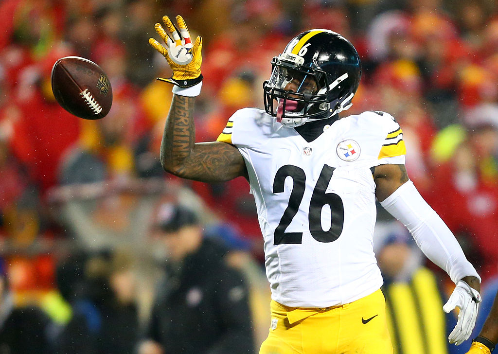 Running back Le'Veon Bell #26 of the Pittsburgh Steelers tosses the ball forward.