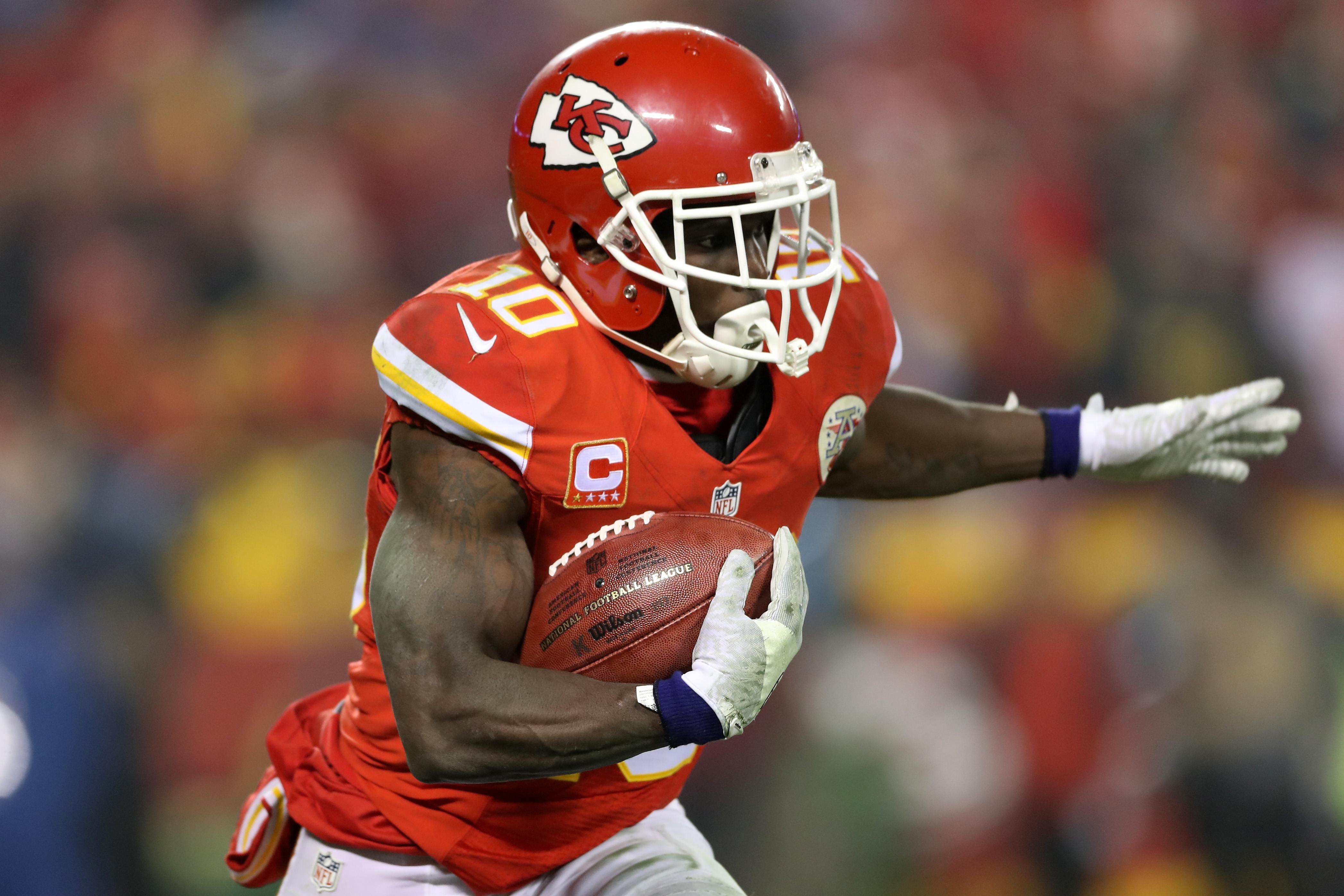 KANSAS CITY, MP - JANUARY 15: Wide receiver Tyreek Hill #10 of the Kansas City Chiefs catches a pass against the Pittsburgh Steelers in the AFC Divisional Playoff game at Arrowhead Stadium on January 15, 2017 in Kansas City, Missouri. (Photo by Matthew Stockman/Getty Images)