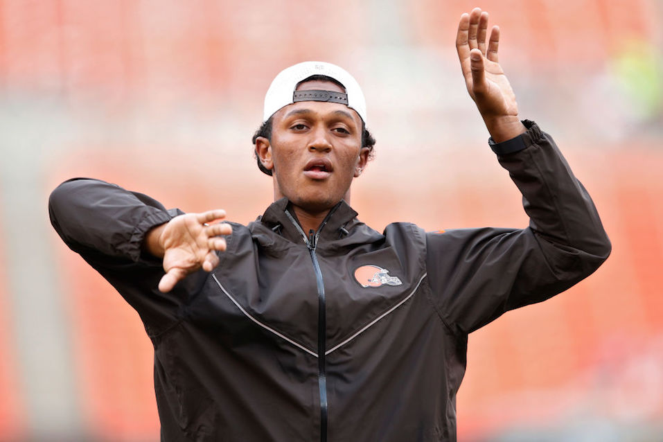 DeShone Kizer DeShone Kizer #7 of the Cleveland Browns warms up before a preseason game