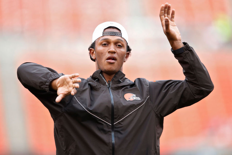 DeShone Kizer #7 of the Cleveland Browns warms up before a preseason game