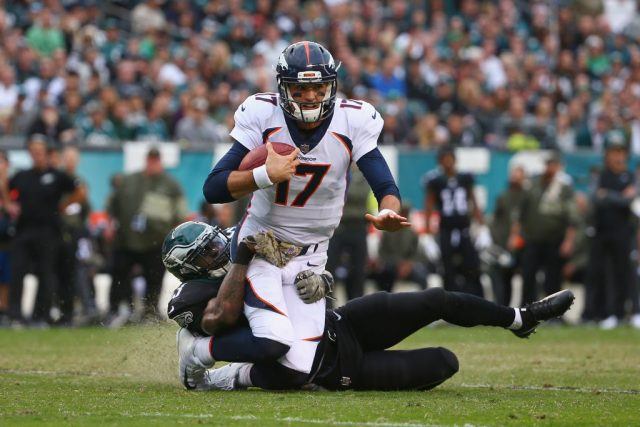 Nigel Bradham tackling a quarterback