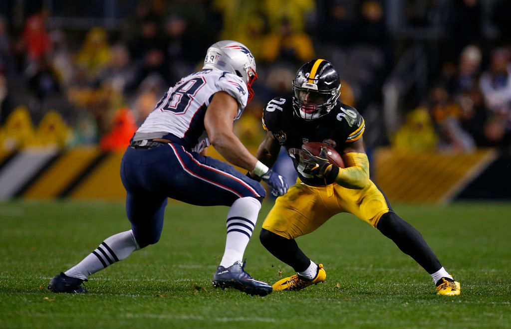 Le'Veon Bell jukes a defender Le'Veon Bell jukes a defender