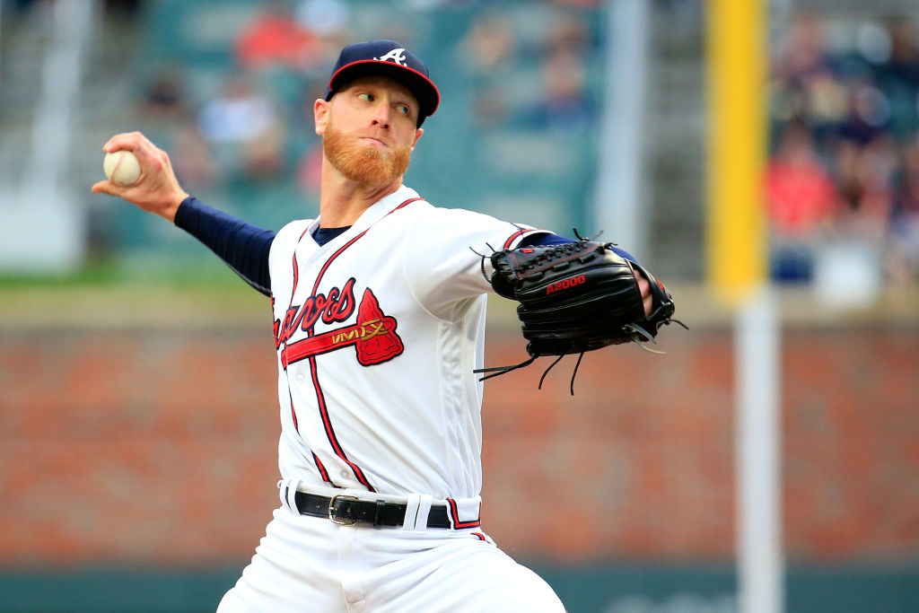 Mike Foltynewicz #26 of the Atlanta Braves pitches