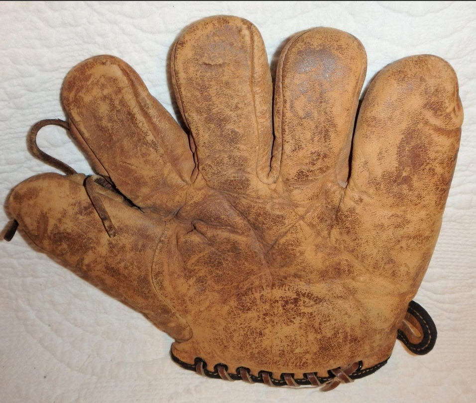 A mitt from the 1920s A mitt from the 1920s