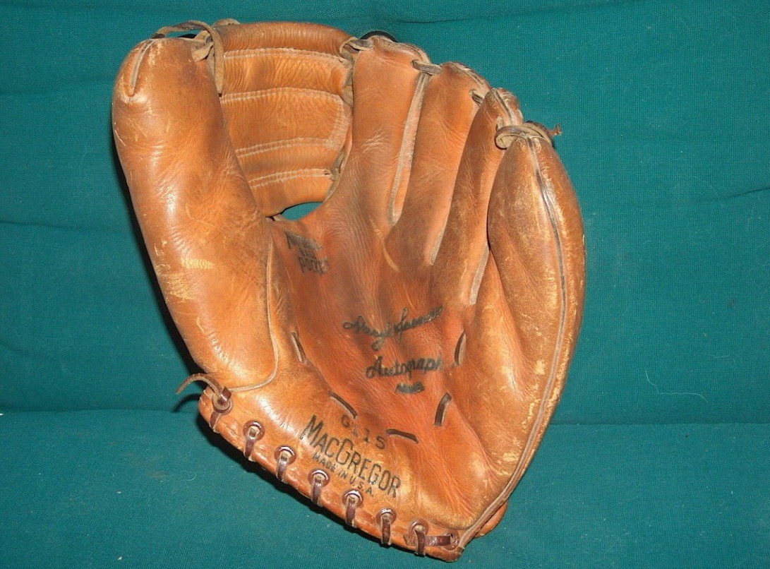 Vintage Macgregor baseball glove from the 1950s Vintage Macgregor baseball glove from the 1950s