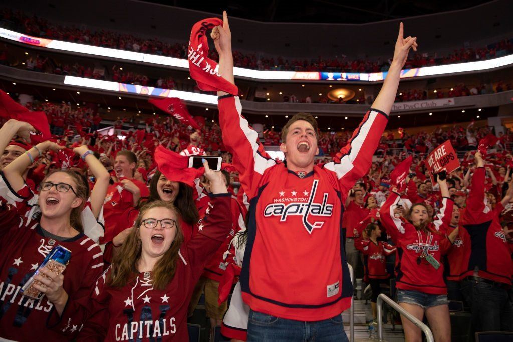 a Capitals rajongói gólt ünnepelnek