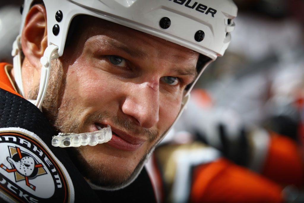Anaheim Ducks védő Kevin Bieksa rágja a szájvédőjét