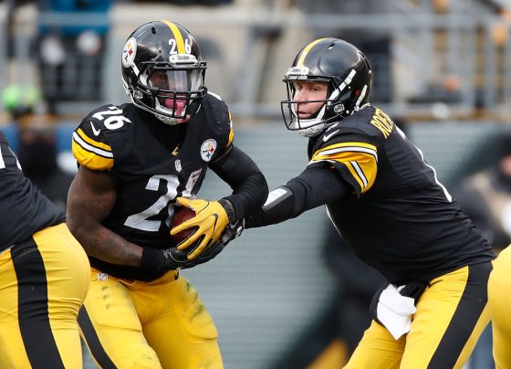 Le'Veon Bell takes a handoff from Ben Roethlisberger in 2017.