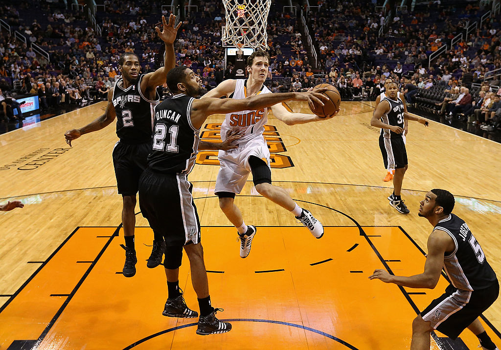 Tim Duncan (second from left) was a stud on defense vs. the Suns in the 2007 NBA playoffs.