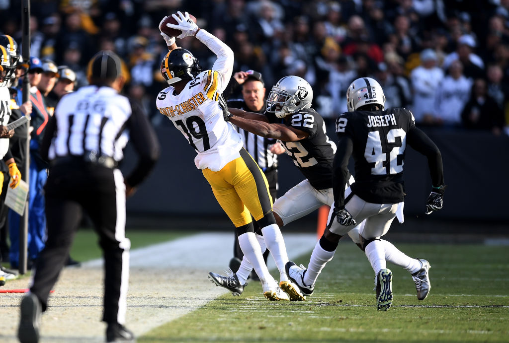 JuJu Smith-Schuster makes a sideline catch against the Oakland Raiders