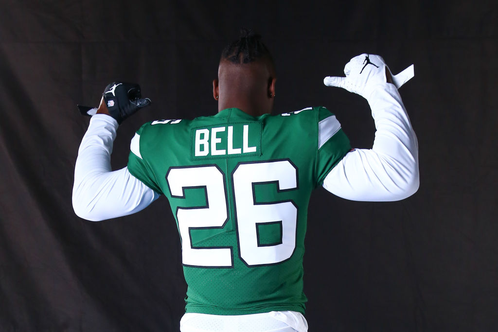 New York Jets running back Le'Veon Bell (26) poses for photos