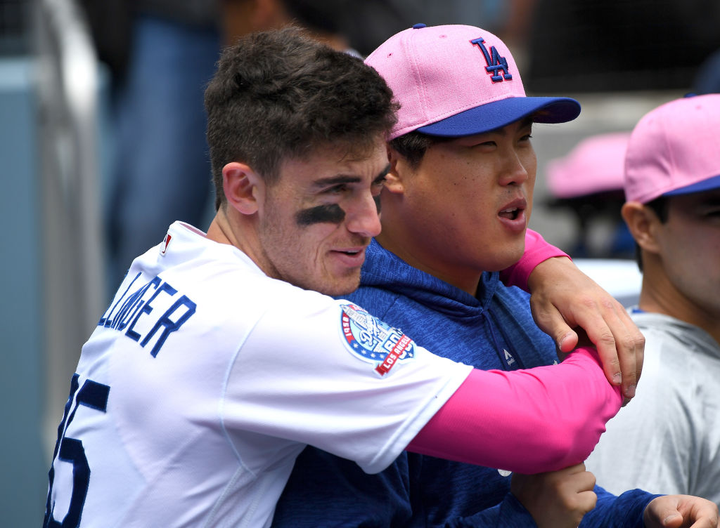 Bellinger and Ryu hang out in the dugout
