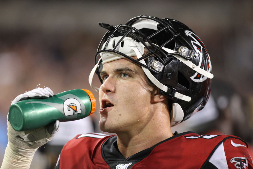 How NFL players lose weight during a game - Atlanta Falcons defensive end John Cominsky