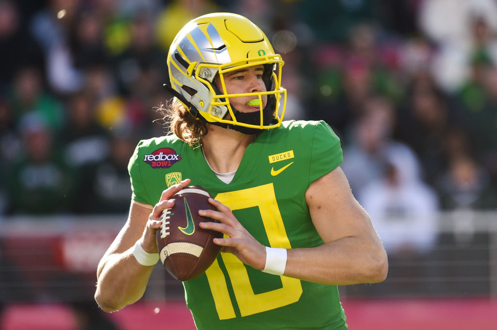 Oregon Ducks Quarterback Justin Herbert (10) during the Redbox Bowl