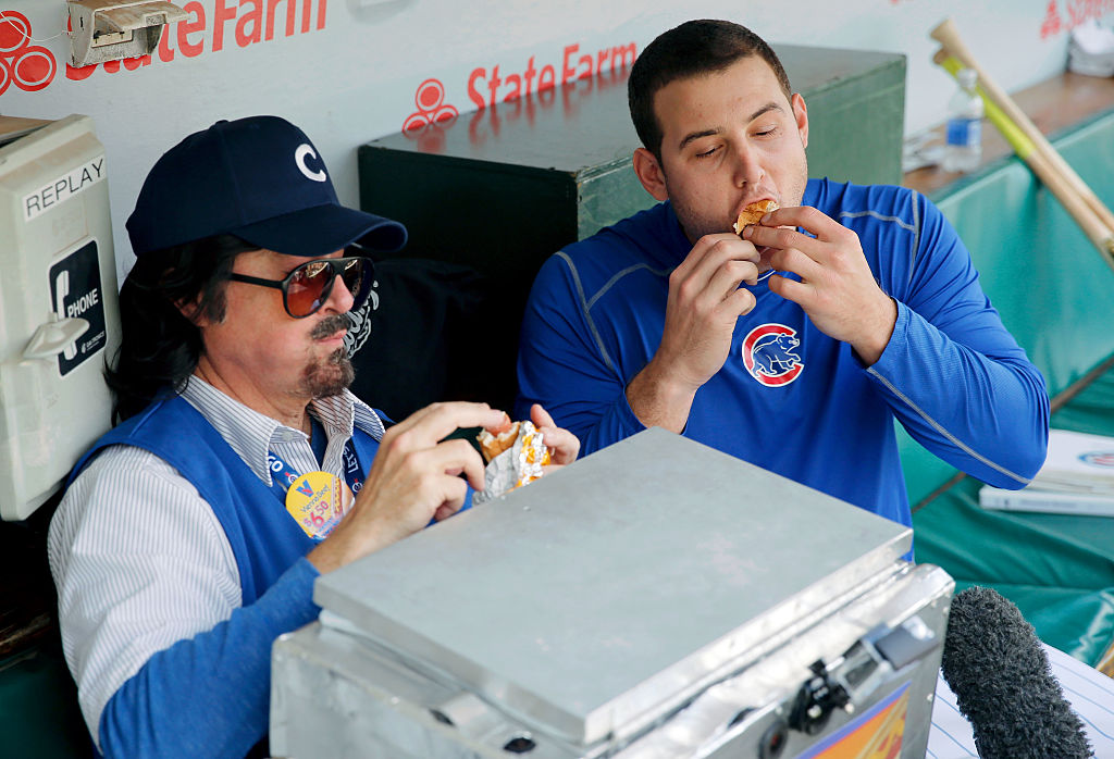 Chicago Cubs' Anthony Rizzo eats a hot dog
