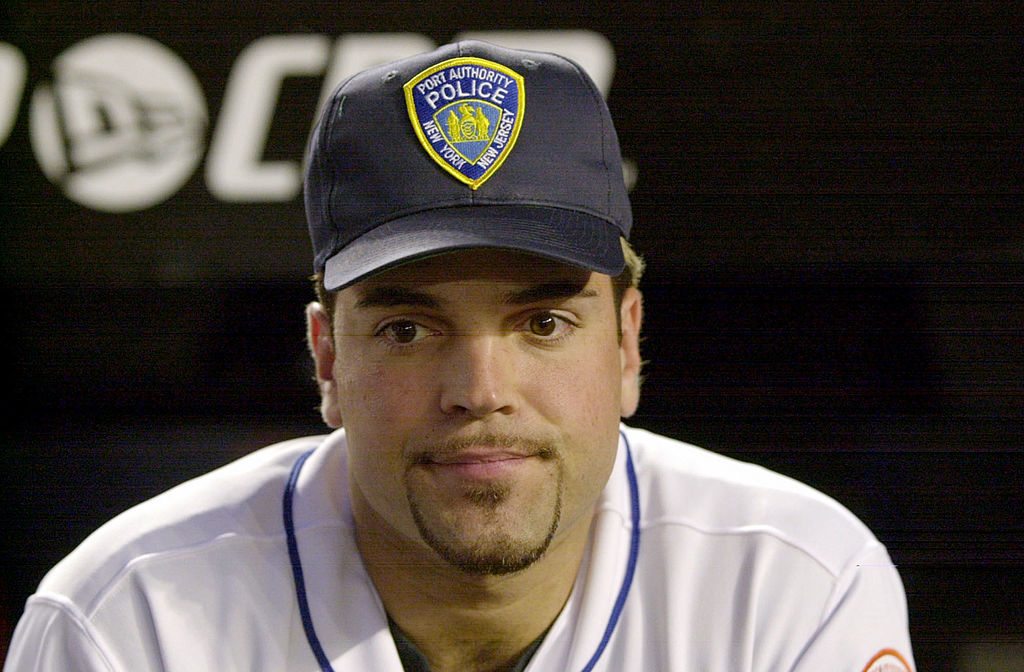 Mike Piazza wears a Port Authority Police hat in honor of emergency personnel