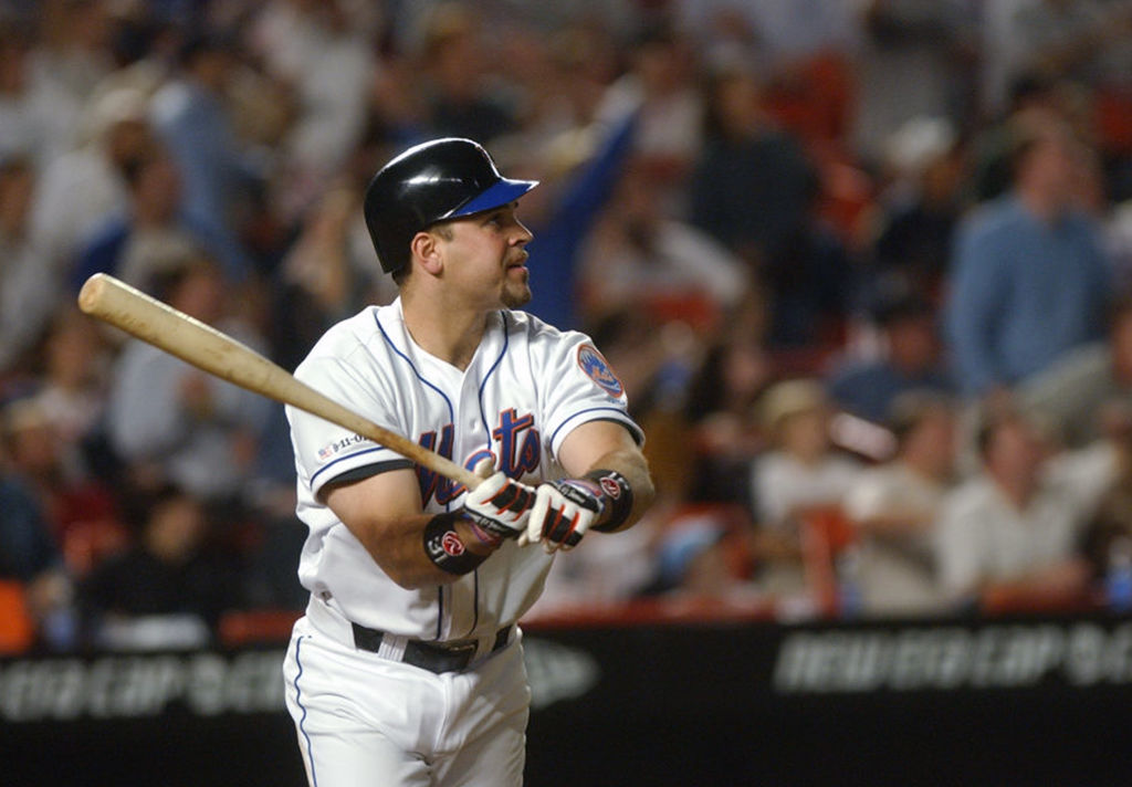 Mets' Mike Piazza hits 8th inning homerun