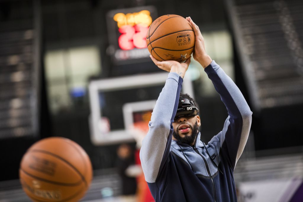 Anthony Davis demos a Verizon 5G virtual reality headset
