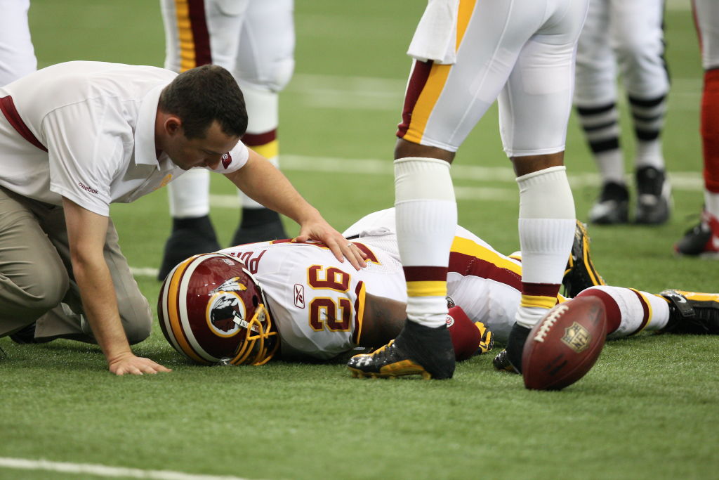 Clinton Portis of the Washington Redskins suffers a concussion