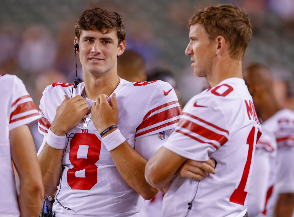 Giants' quarterbacks Eli Manning and Daniel Jones talk on the sideline