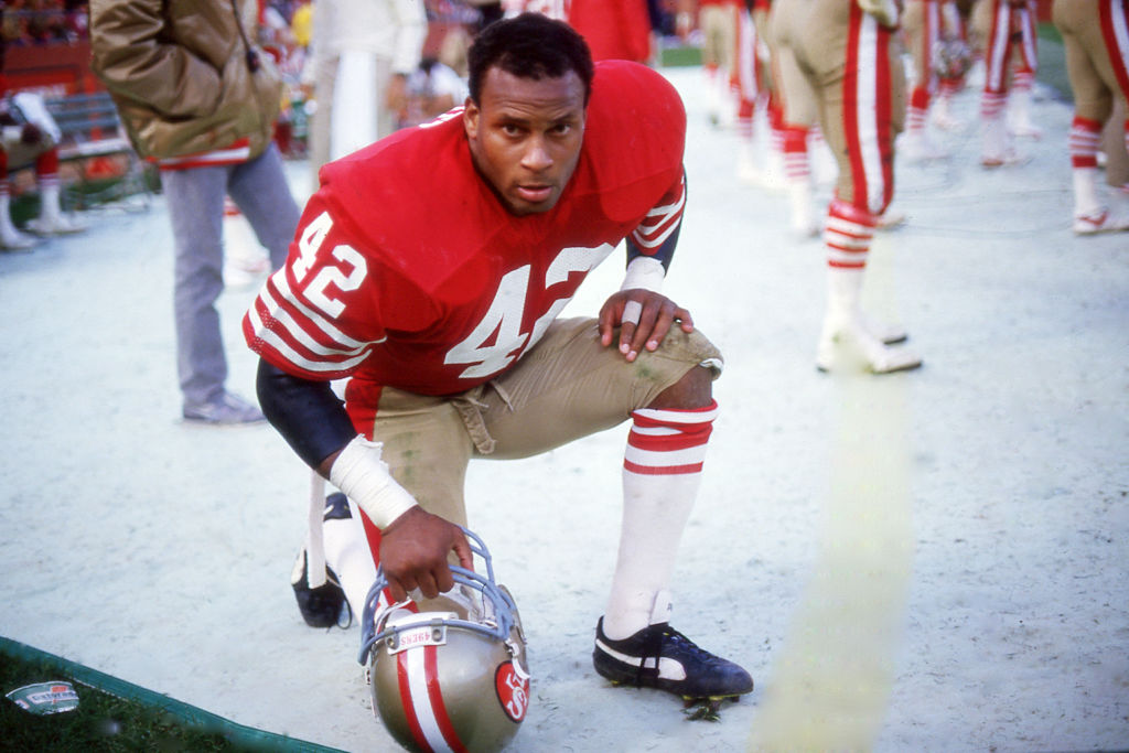 San Francisco 49ers safety Ronnie Lott played through a serious injury.