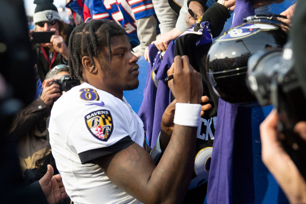 Baltimore Ravens Quarterback Lamar Jackson signs autographs