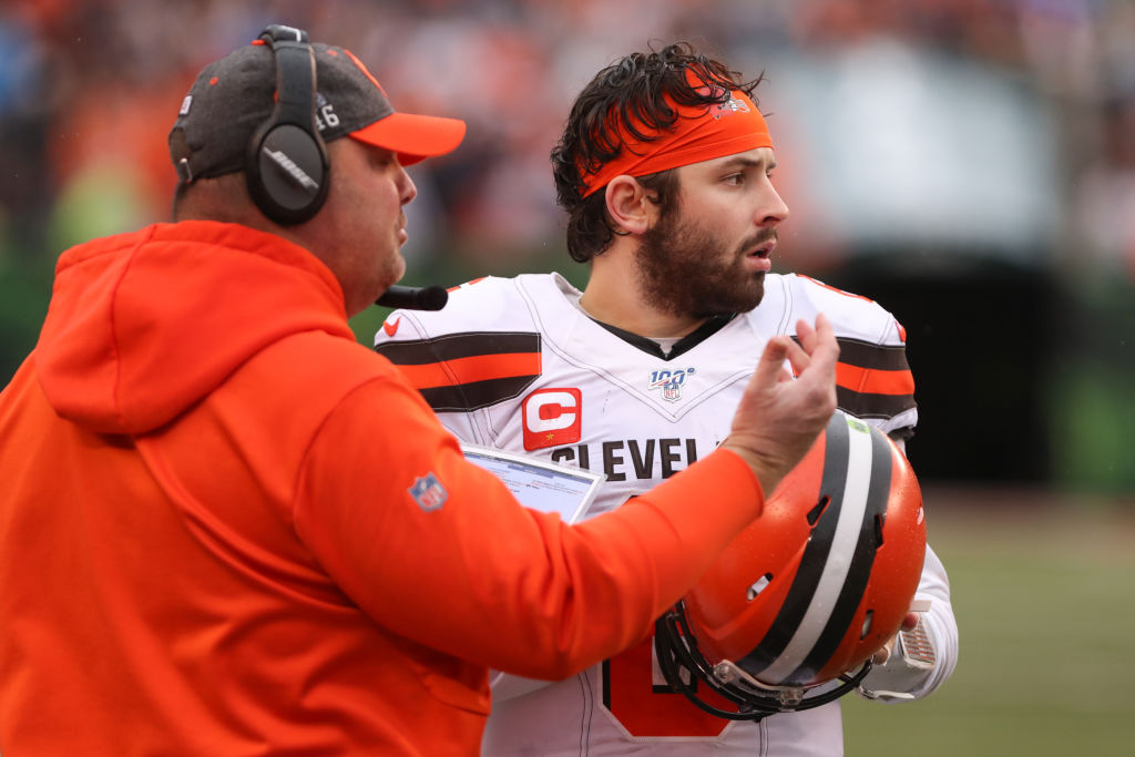 El entrenador en jefe de los Browns de Cleveland, Freddie Kitchens, habla con el mariscal de campo Baker Mayfield