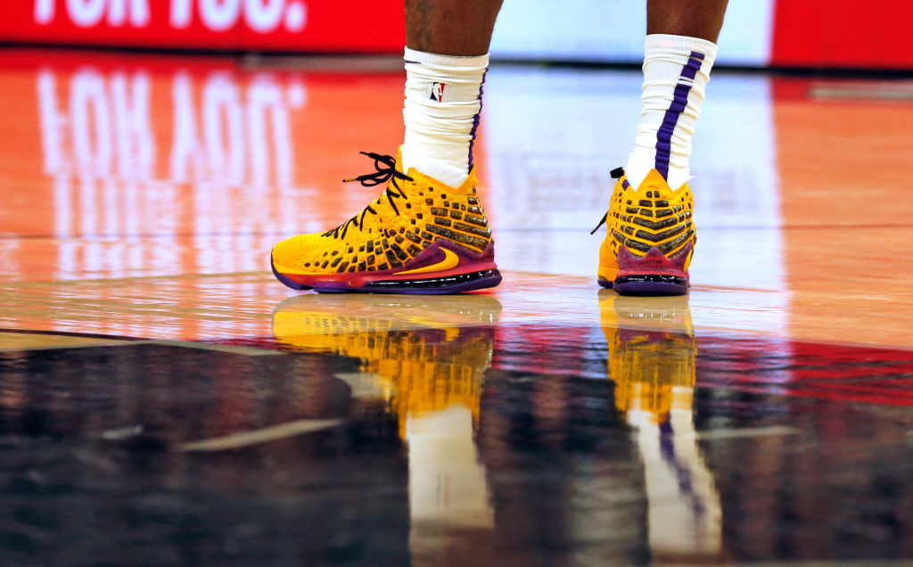 lebron james shoes lakers