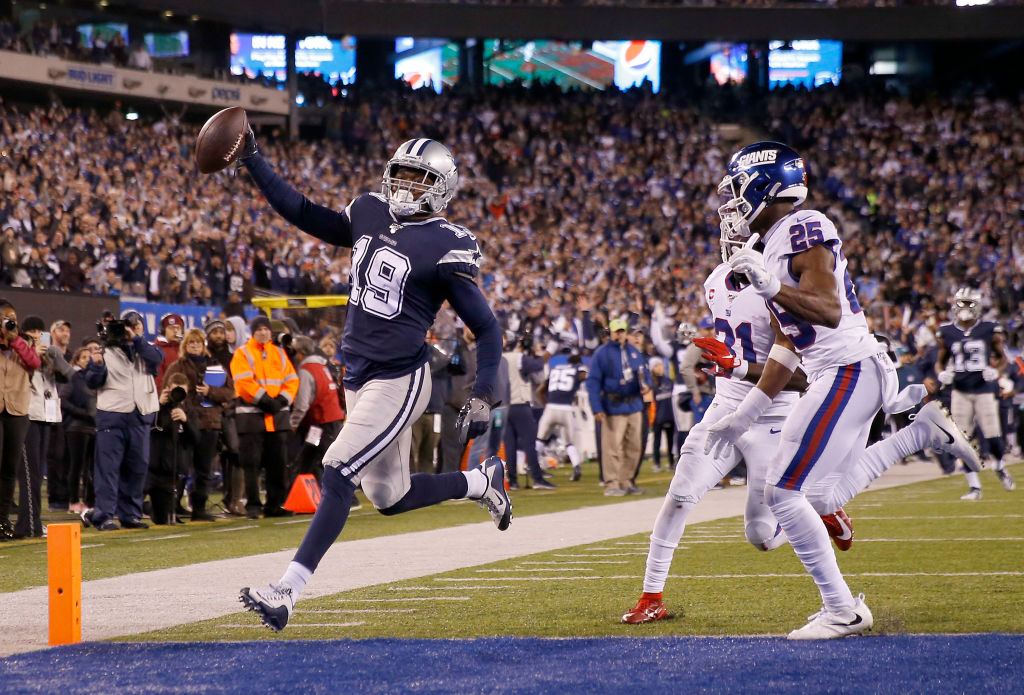 Dallas Cowboys receiver Amari Cooper scores a touchdown against the New York Giants.