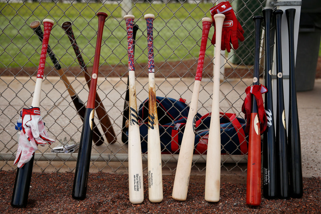 Boston Red Sox bats durante un allenamento di squadra nel 2020