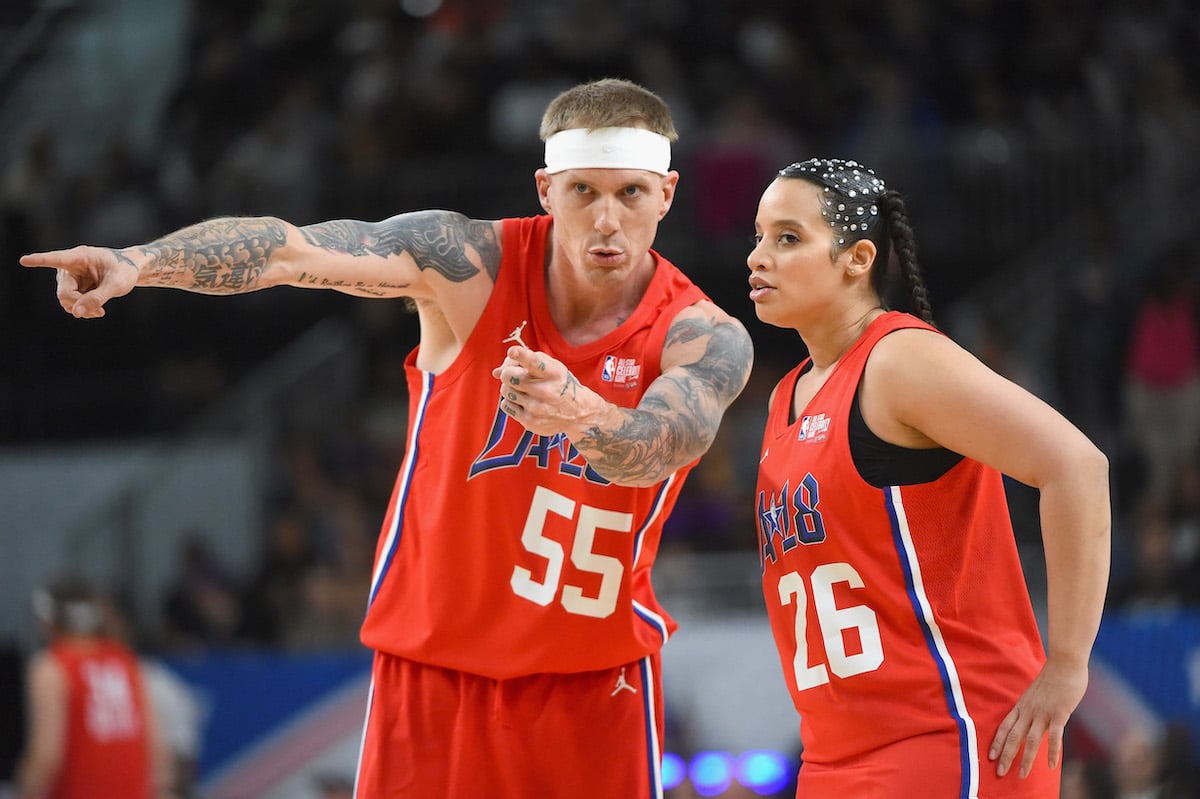 Jason Williams talks to Dascha Polanco during the 2018 NBA All-Star Game Celebrity Game