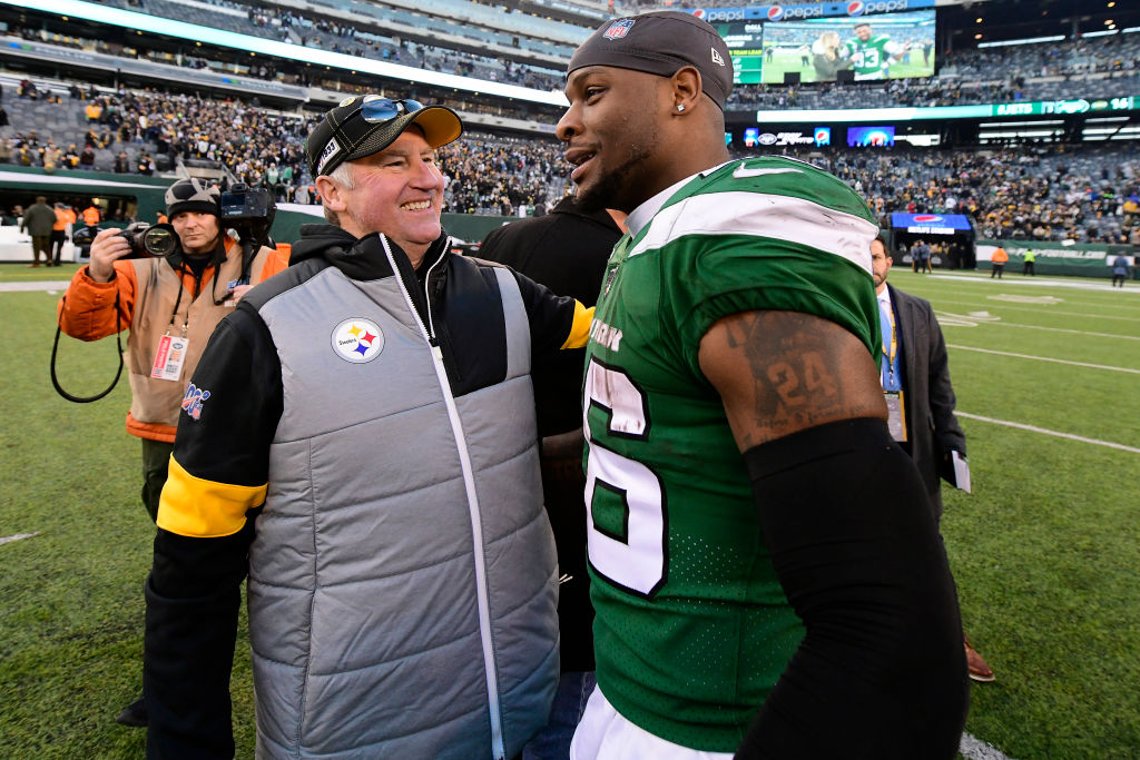 Le'Veon Bell talks a midfield with a Steelers coach