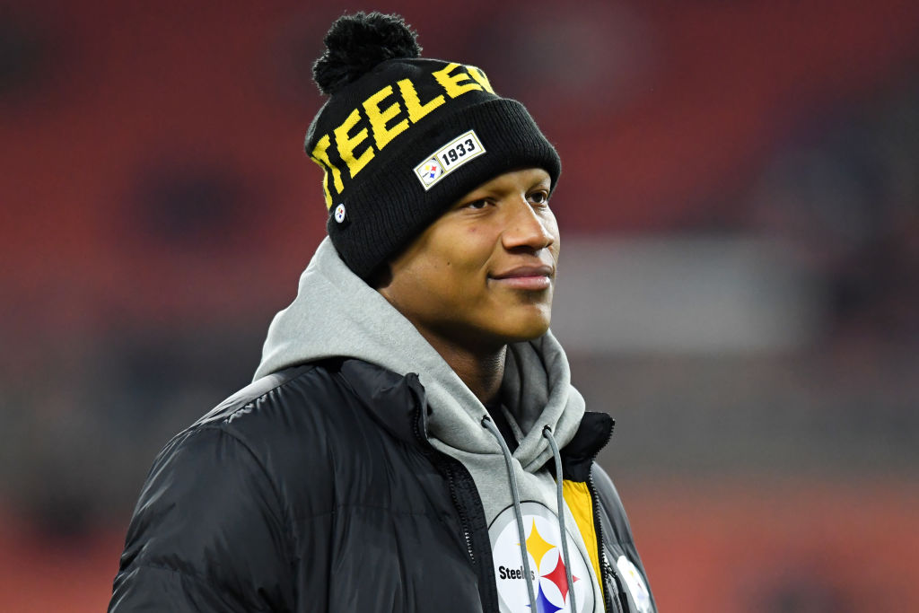 Pittsburgh Steelers linebacker Ryan Shazier looks on.