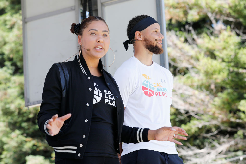 Stephen and Ayesha Curry are ensuring that local kids have enough to eat during the coronavirus pandemic.