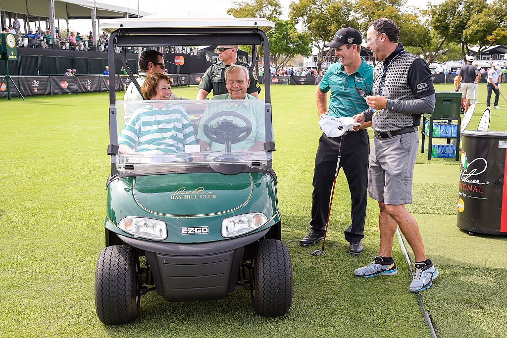 Arnold Palmer and his wife Kathleen Palmer share a laugh with Kevin Streelman in 2016