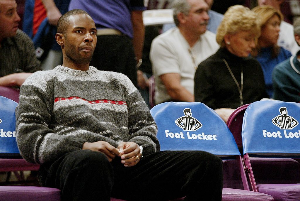 Charlie Ward sits on the bench during a New York Knicks game