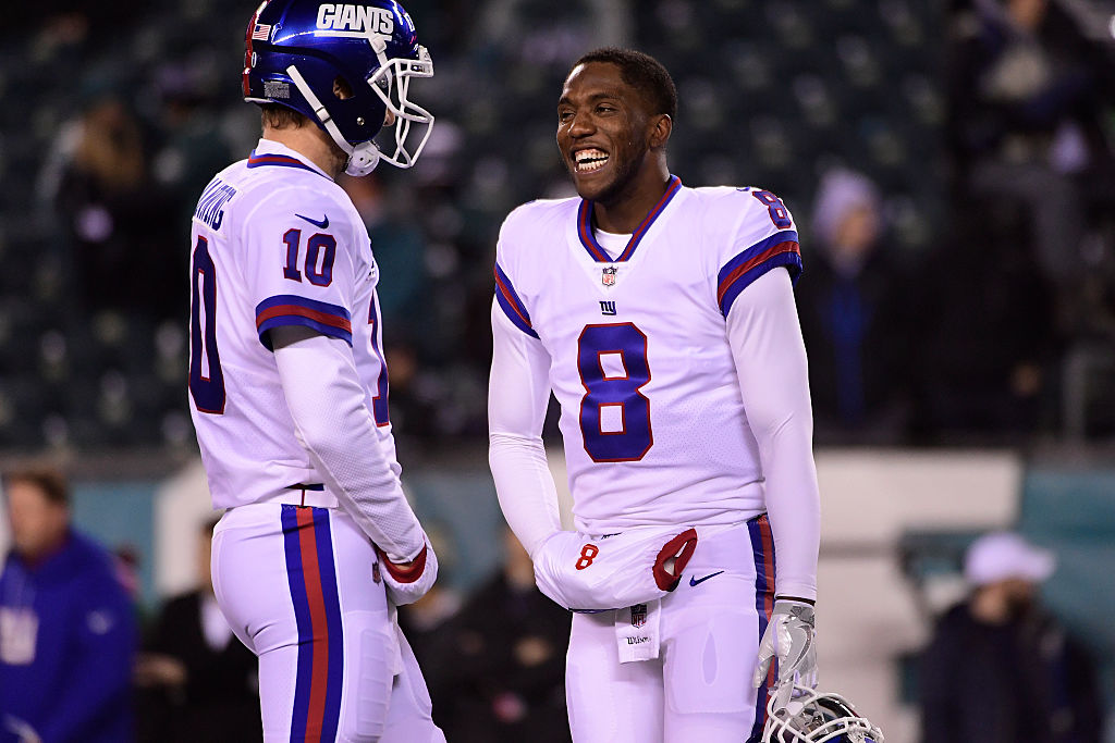 Eli Manning talks with Josh Johnson of the New York Giants