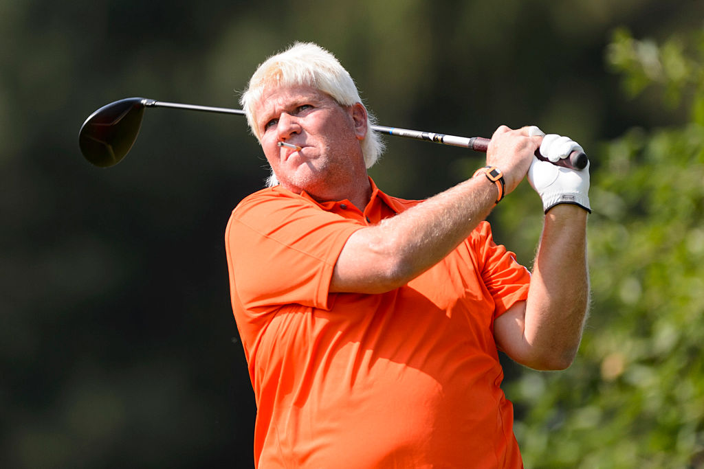 John Daly merokok sebatang rokok sambil bermain golf