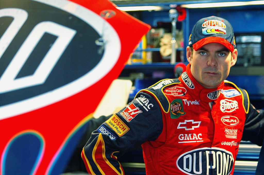 Jeff Gordon står i garaget bredvid sin racerbil