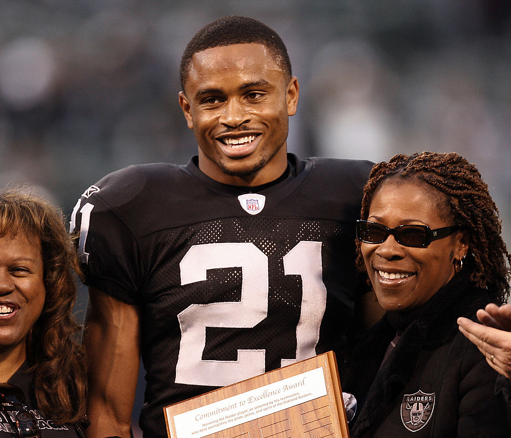 Oakland corner back Nnamdi Asomugha receives the 2006 Oakland Raiders Commitment to Excellence Award