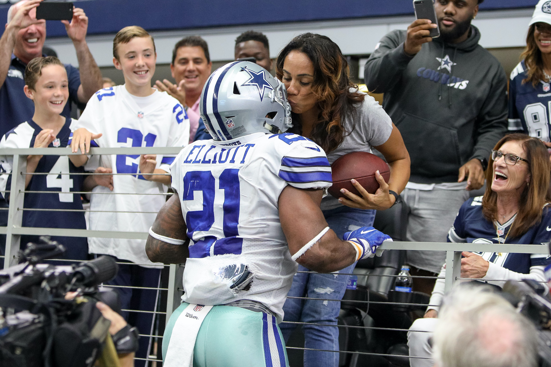 Cowboys running back Ezekiel Elliott gives the ball to his mother