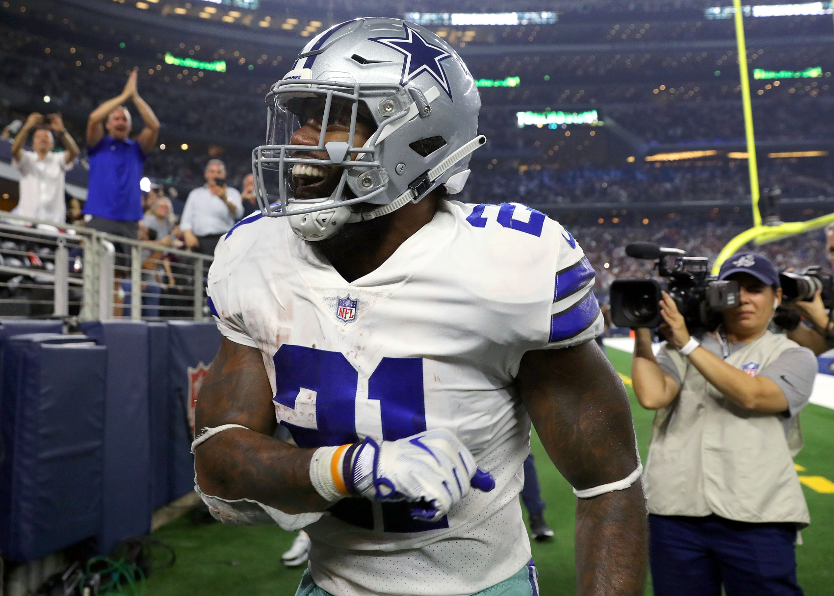 Ezekiel Elliott plays with a pretty talented quarterback on the Dallas Cowboys in Dak Prescott. He, however, is in awe of someone else.
