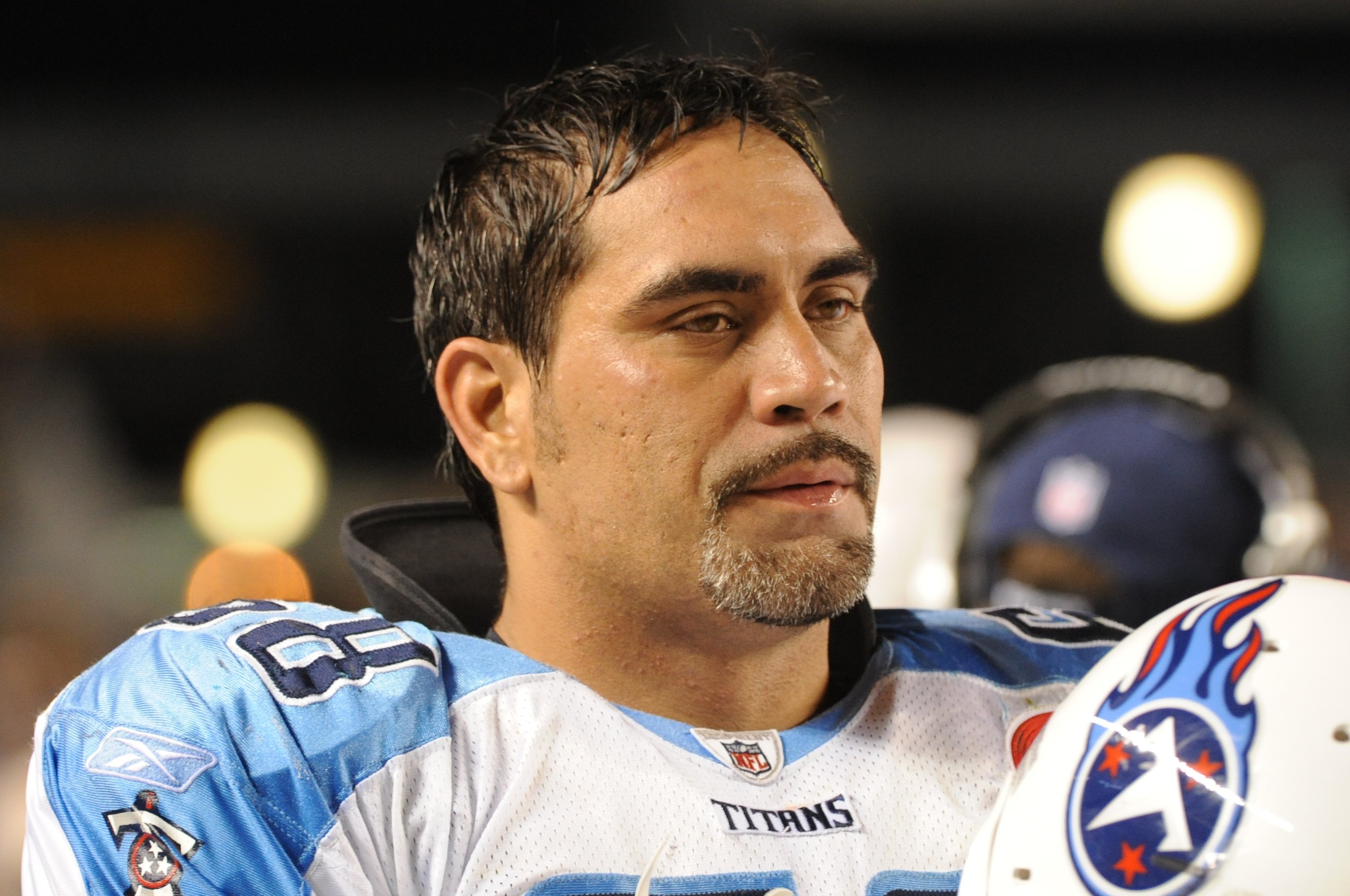 Kevin Mawae looking on from the sideline