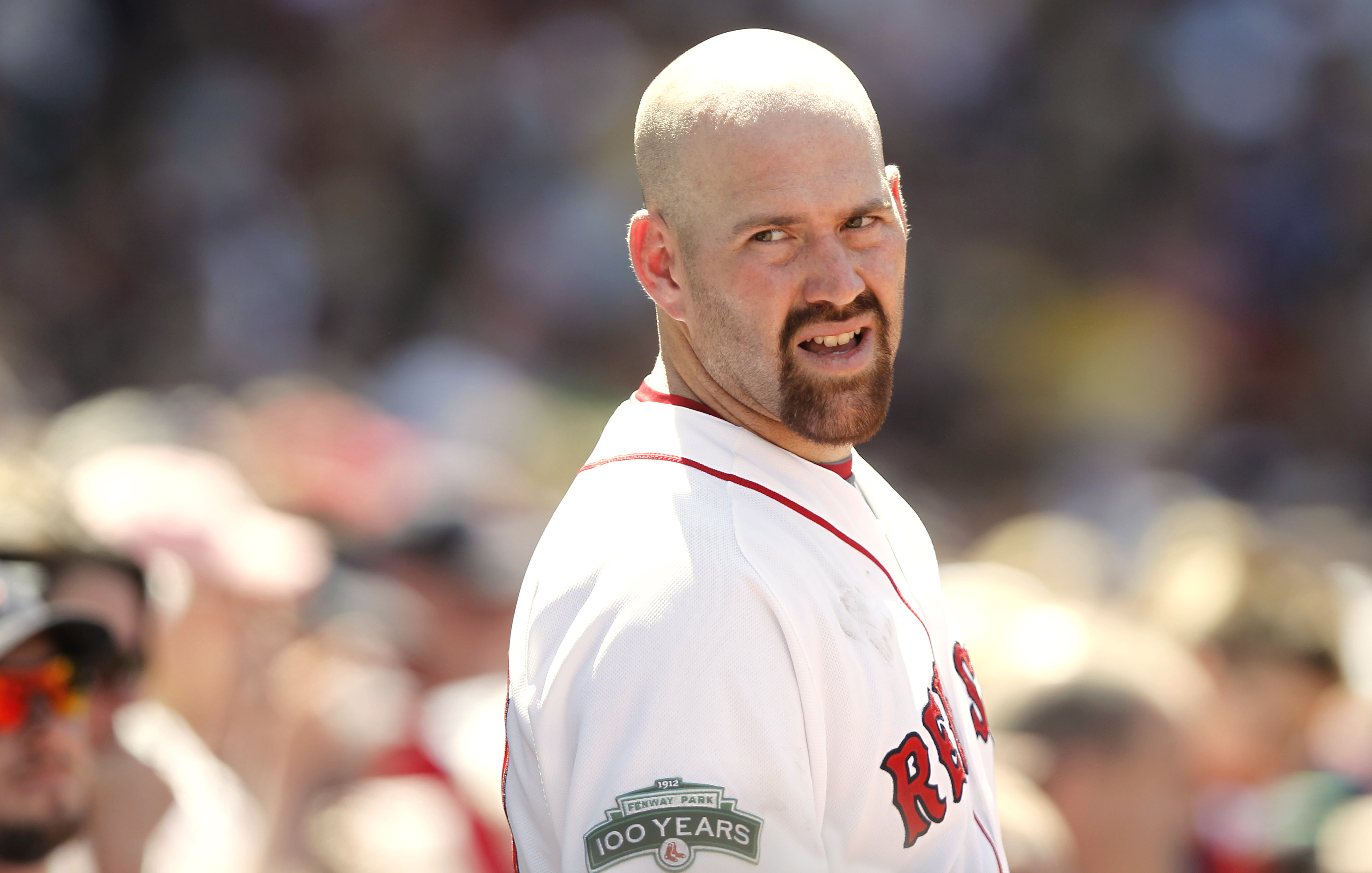 Kevin Youkilis regardant en arrière vers l'abri